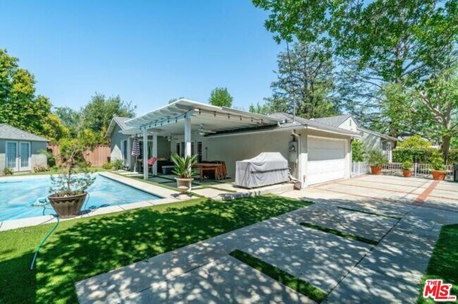 Building Photo - 5501 Cantaloupe Ave