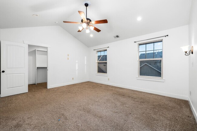 Building Photo - 2071 W Crescent Row
