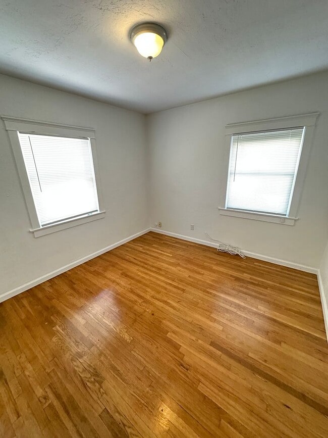 Building Photo - Quaint Craftsman House w/Garage, fenced yard, available now for 1 year lease to start!!!