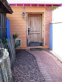 Building Photo - Studio, 1 bath, shared pool! All Utilities Included!