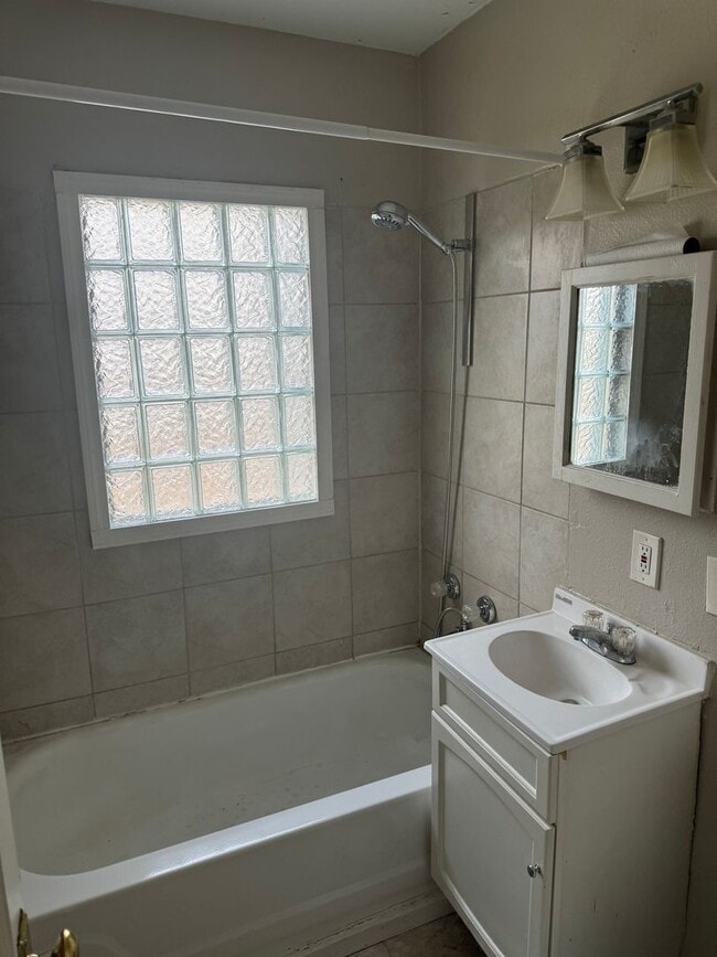 Building Photo - Great little home without the high price!