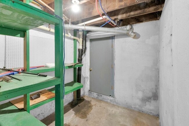 Building Photo - ? Spacious 4-Bedroom Home in Allentown – M...