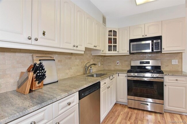 Building Photo - 63 Sunnyside Pl