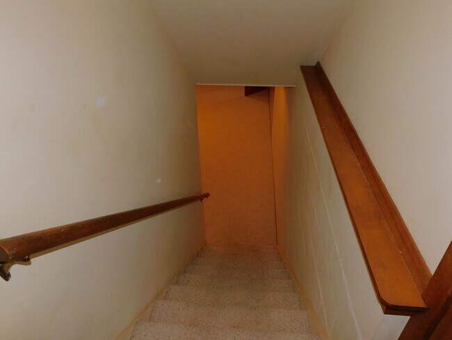 Building Photo - 3 Bedrooms, 2 baths, near schools and shopping