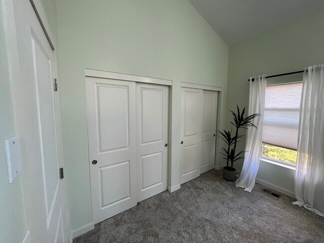 Master bedroom - 1021 S Wall St