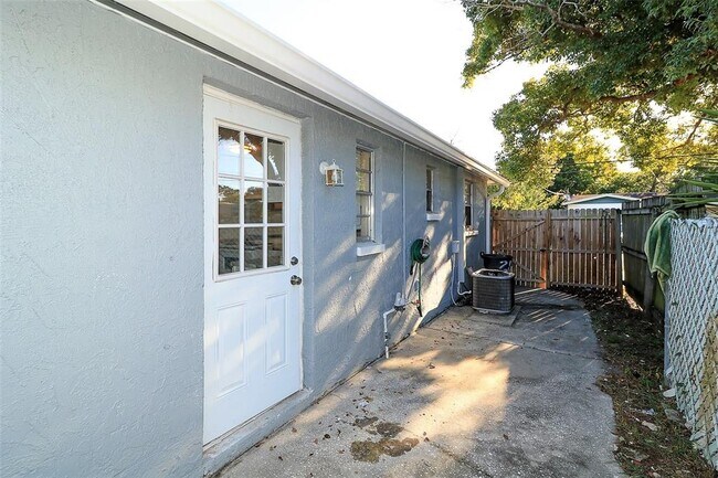 Building Photo - 2035 Calusa Trail