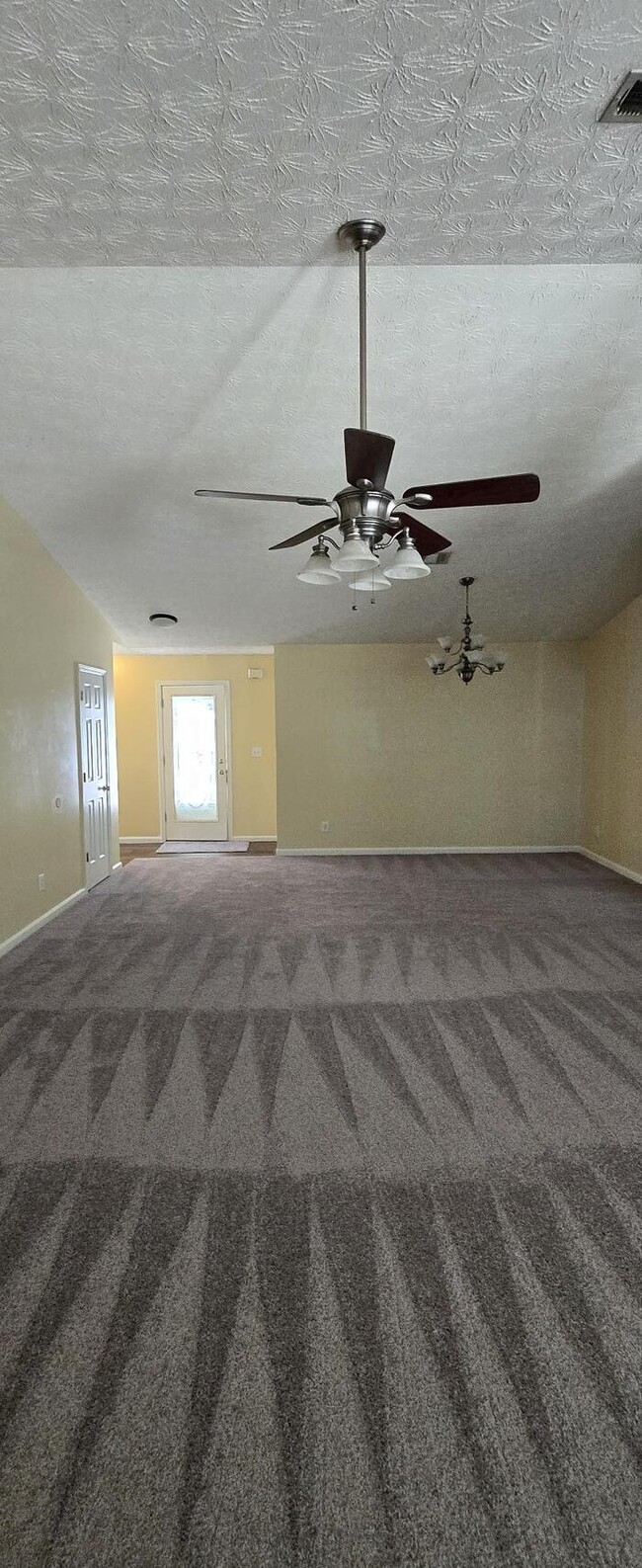 Building Photo - Charming 3-Bedroom Home with Spacious Layout & Prime Location