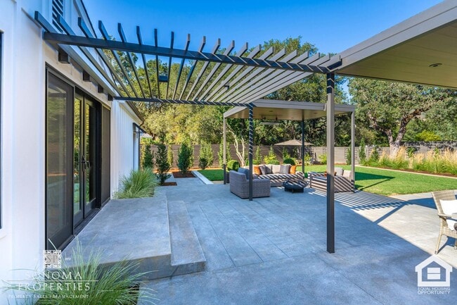 Building Photo - 3 Bedroom Exquisitely Furnished Home