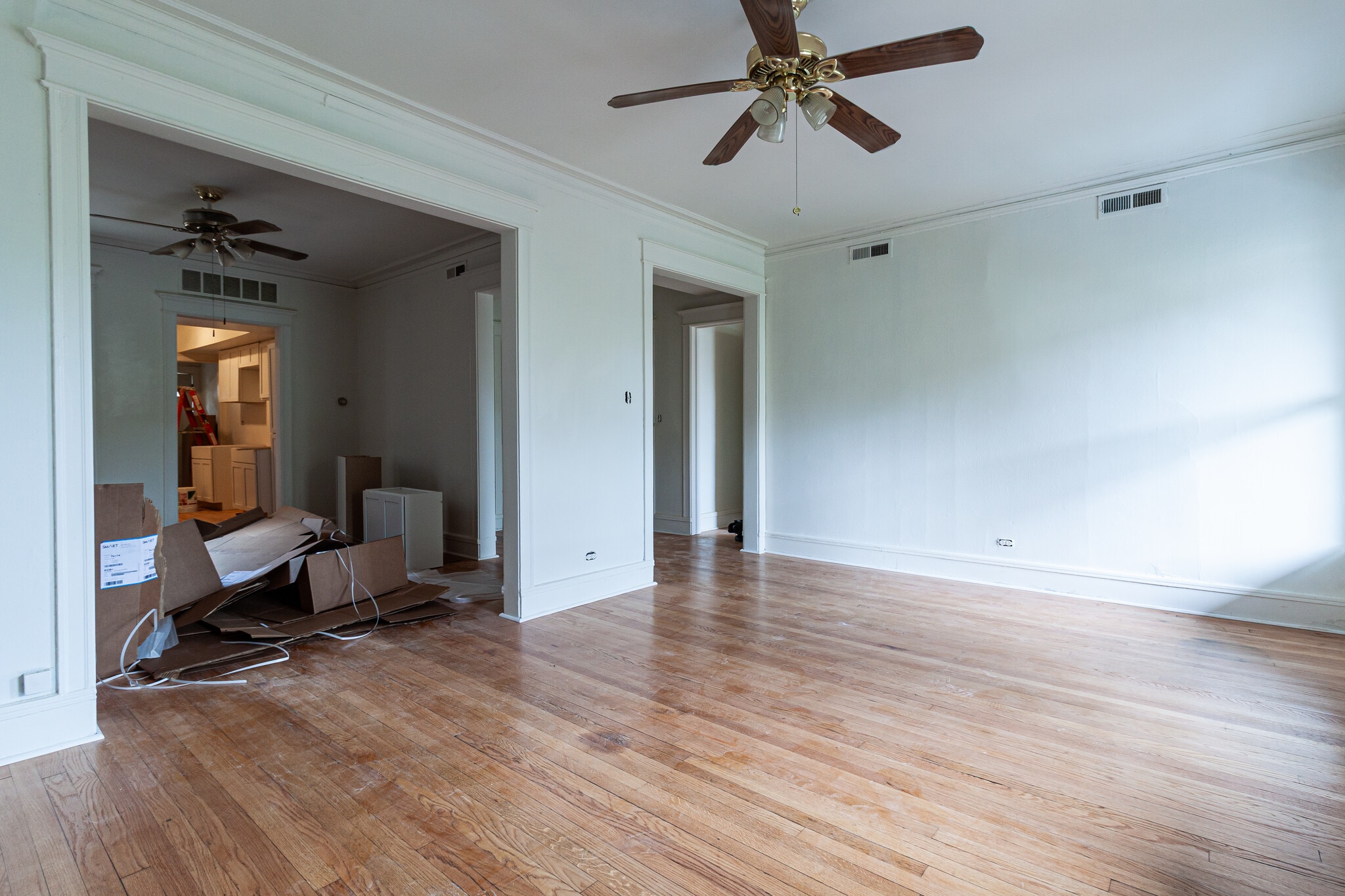 Large dining room between living room and kitchen - 910 W Belle Plaine Ave