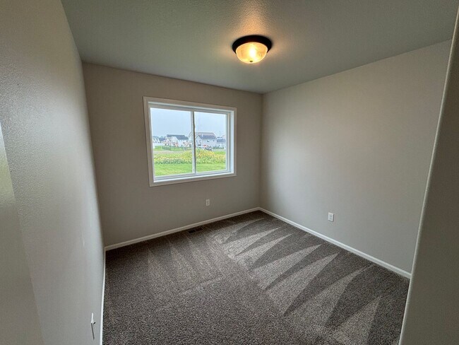 Building Photo - Stylish New Bi-Level Twinhome | 4 Beds | M...