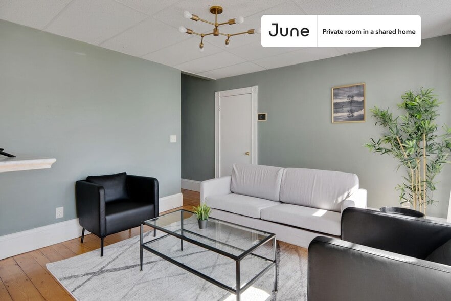 Building Photo - Room in Shared 4 bed/1 bath home in Polish Triangle