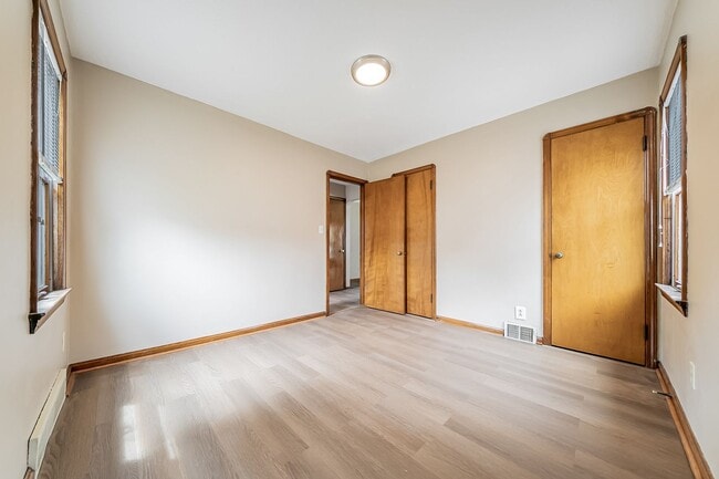 Building Photo - Beautiful 3 beds, 1.5 bathroom home with b...