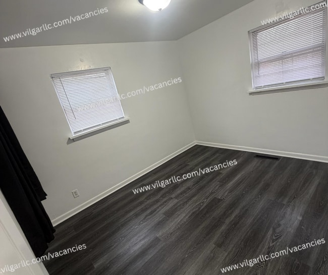 Building Photo - Spacious 3 Bedrooms • 1 Bathroom Home. Comfortably updated with classic charm and modern finishes...