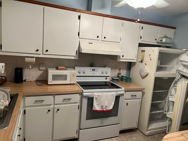 Fully stocked kitchen - 3575 Bennington Dr