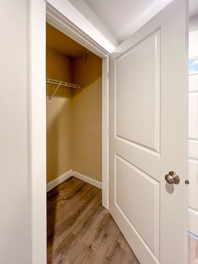 Building Photo - 2Bd/3Ba Seattle Townhouse