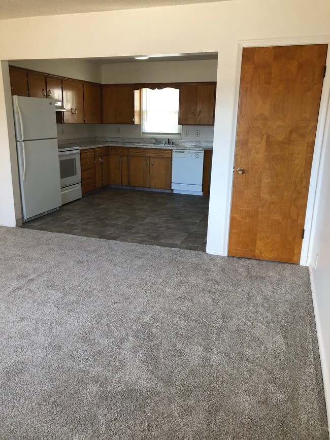 Building Photo - 2220 Chanticleer St