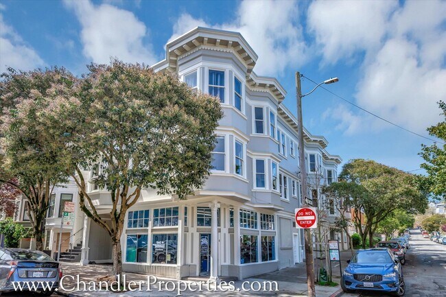 Building Photo - Bright & Sunny 2 Bedroom Flat with On-Site Laundry | Small Bonus Space