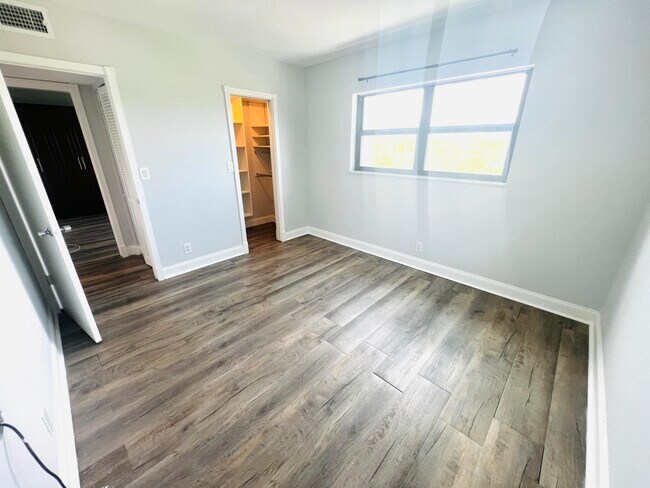 Building Photo - 1000 River Reach Dr