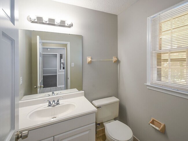 Building Photo - Pretty 4 bed, 2.5 bath home with wonderful...