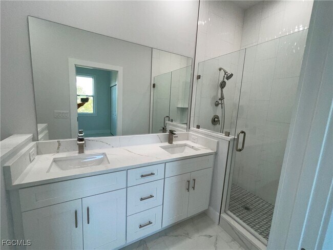 Building Photo - 721 NE 11th Terrace