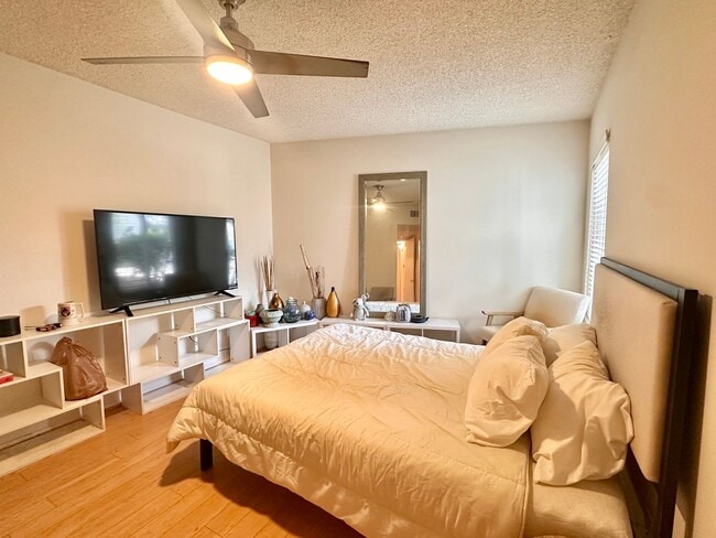 Building Photo - Pet Friendly Culver City 1BD Condo with Bonus Room, Fireplace, Patio and A/C!
