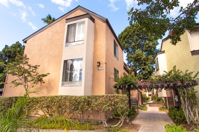 Building Photo - Private 2-bed/2-bath, Corner Location Cond...