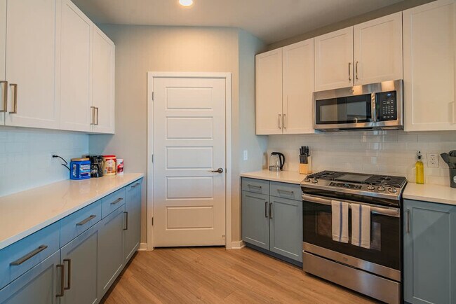 Building Photo - 777 E Stella Ln