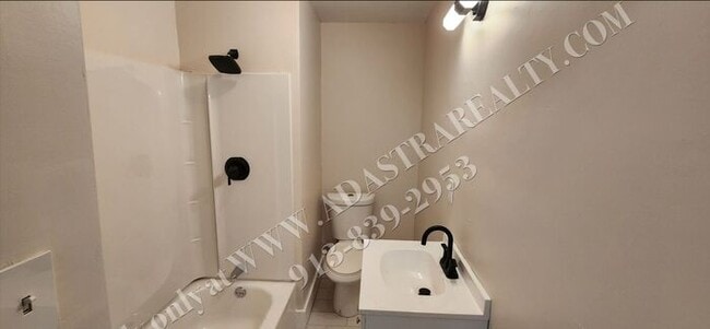 Building Photo - Large 2-story 4 Bed 1.5 Bath Home in Leave...