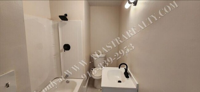 Building Photo - MOVE IN SPECIAL!! Large 2-story 4 Bed 1.5 ...