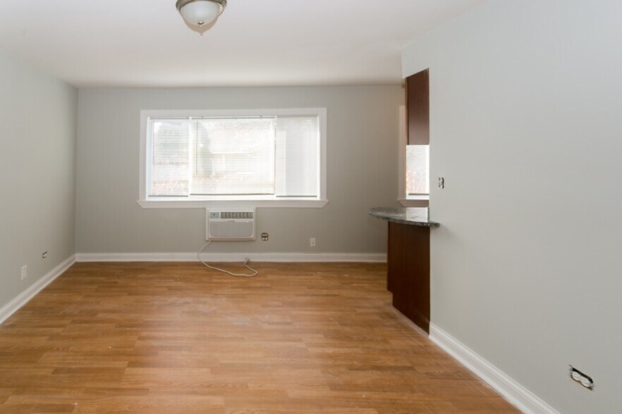 Building Photo - 699 Elm Pl