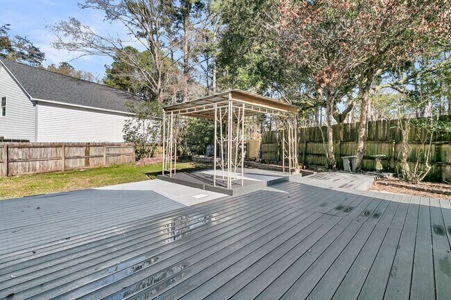 Building Photo - 121 Sully St