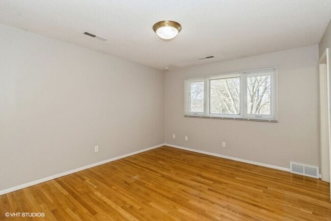 Building Photo - $3,000 | 5 Bedroom, 2.5 Bathroom House | N...