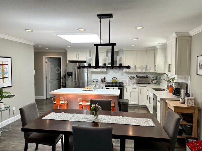 Building Photo - Beautifully updated 3 Bed / 2 Bath / 1,584...