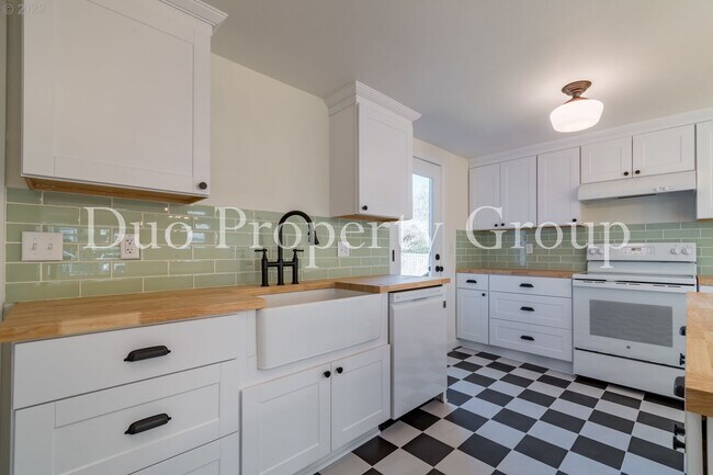 Building Photo - 8th Street