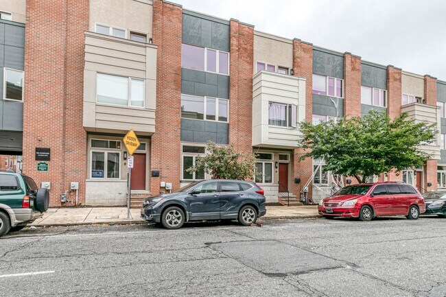 Building Photo - Northern Liberties Townhome with Parking!
