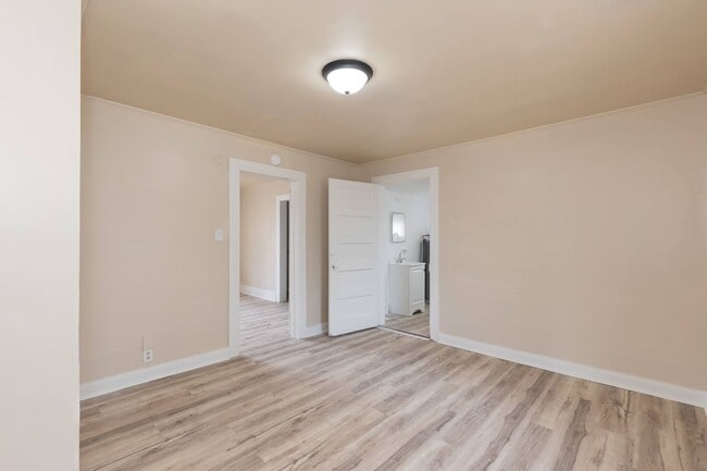 Building Photo - Two Bedroom Home!