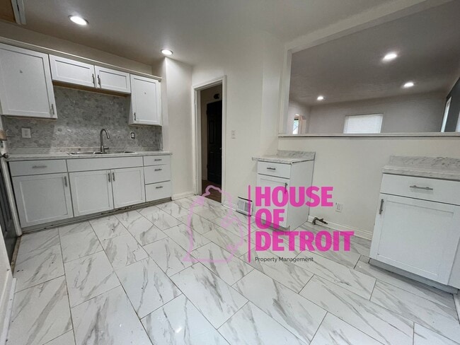 Building Photo - Summer Special~ 3 BEDROOM 1 BATH BUNGALOW ...