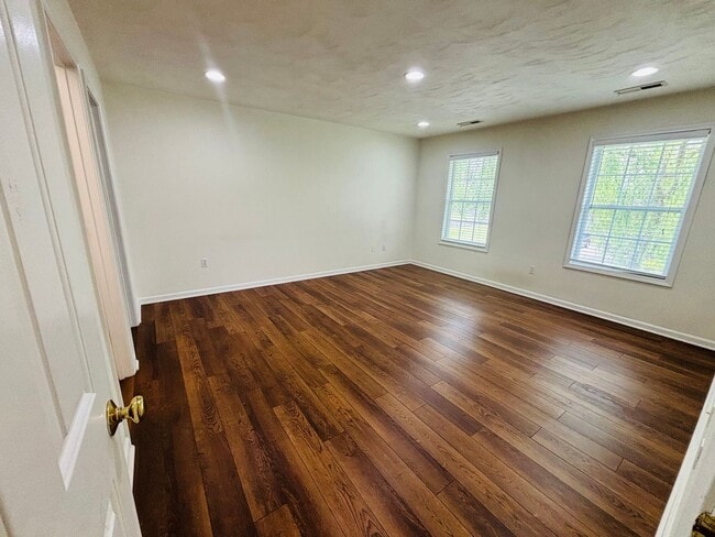 Building Photo - 985 New Village Dr NW