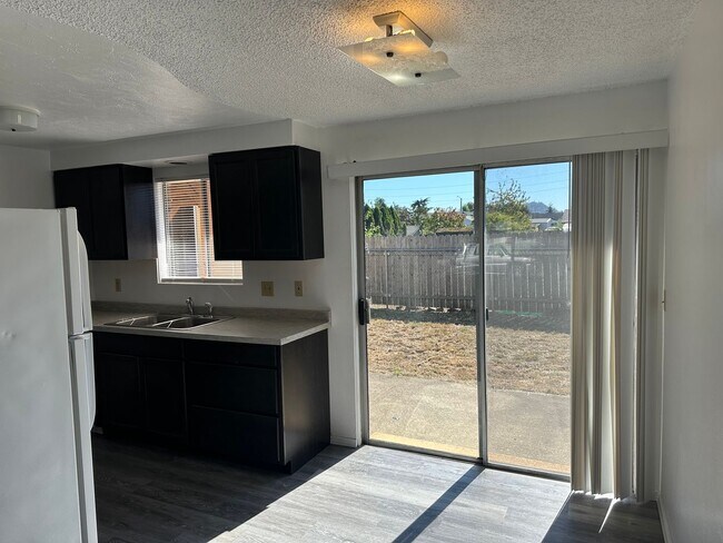 Building Photo - 2 bedroom 1 bath duplex in Springfield!