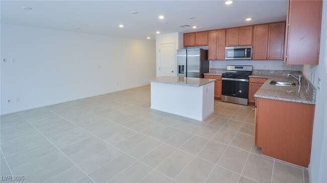 Building Photo - 5401 Lynn Crk Ave