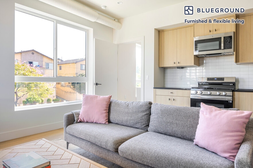 Primary Photo - 611 N Virgil Ave