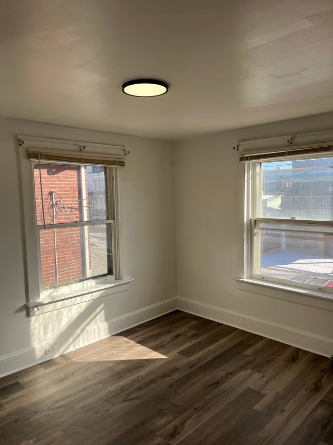 Building Photo - 831 W King St