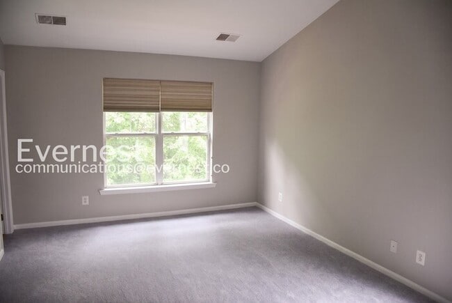 Building Photo - 3 Bed, 2.5 Bath Townhome with Modern Amenities / Available Soon!