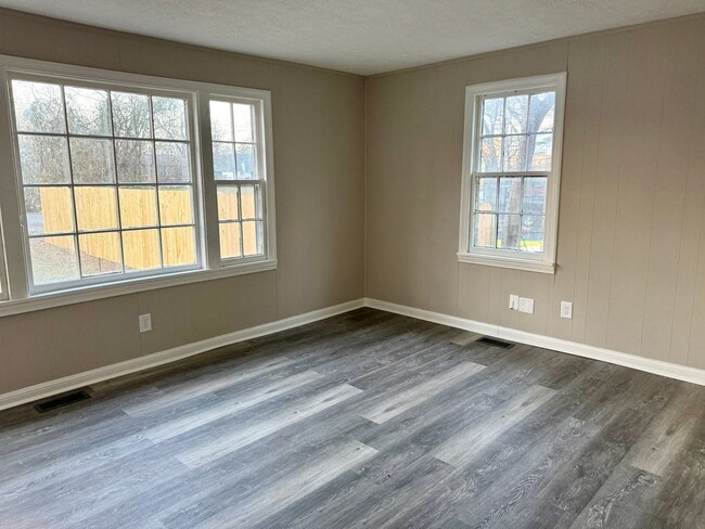 Building Photo - Cute 2 bedroom/ 1 bath Madison w/ Bonus Room