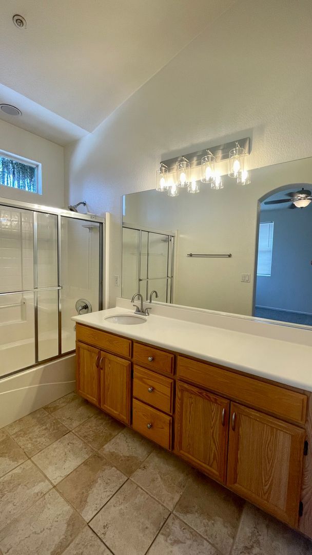 Building Photo - Impressive 2 Bdrm 2.5 Ba townhouse for ren...