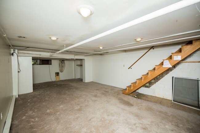 Building Photo - Charles Village 2bd/2ba Rowhome with Parking Spots, W/D and more! Available 7/20