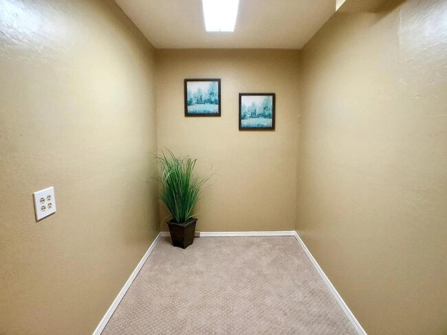 Building Photo - 1700 Civic Center Dr