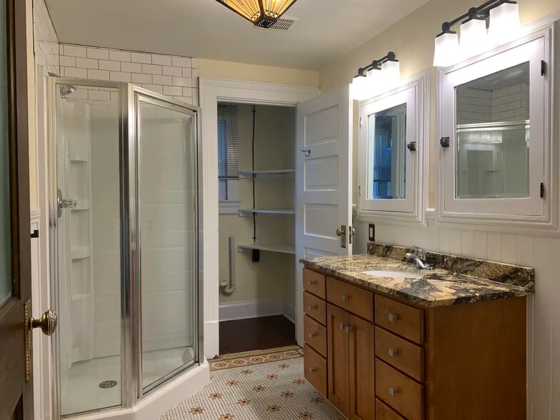 Building Photo - 620 N College Ave