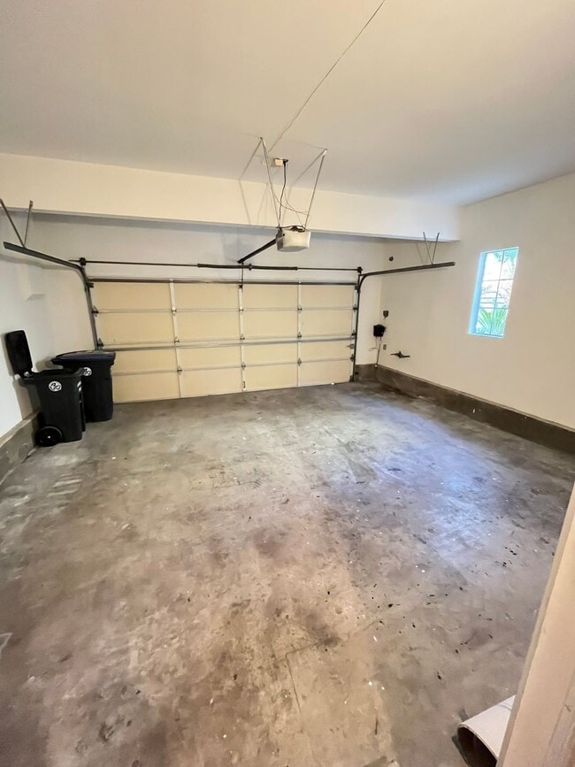 Building Photo - LOVELY 2 STORY DETACHED HOME WITH LARGE LO...