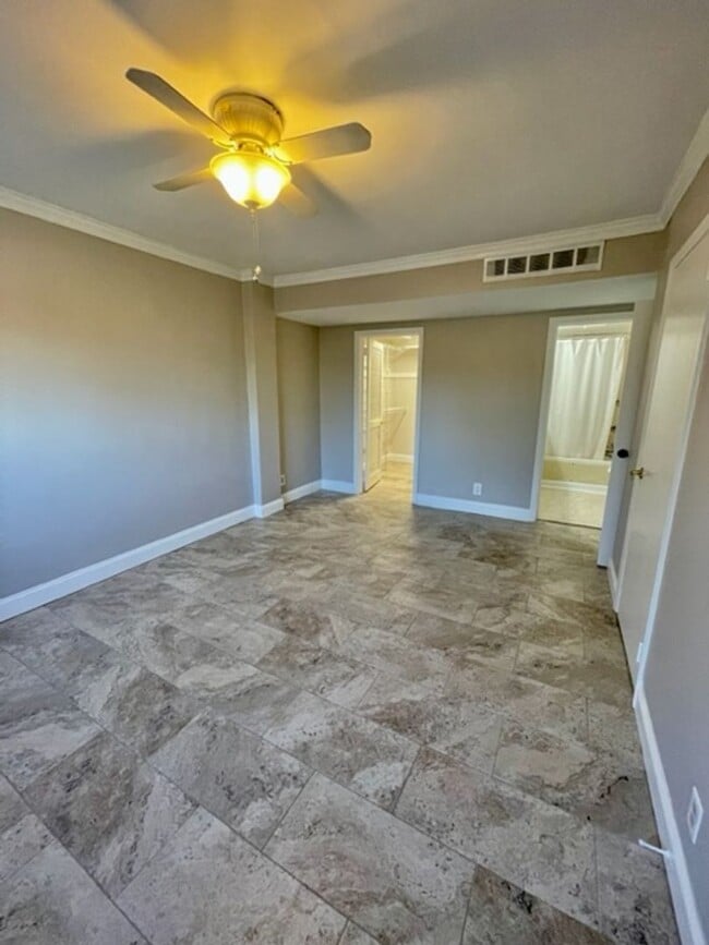 Building Photo - Myers Park Condo, Move-In Ready! All utili...